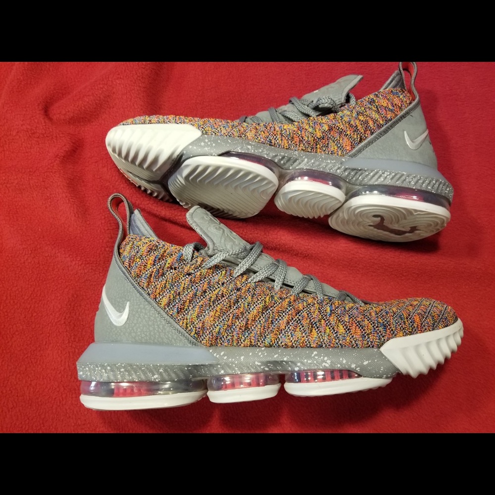 NIKE Men’s LeBron’s 16.